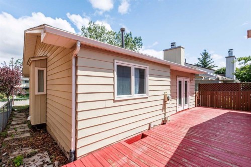 1111 Berkley Drive Nw, Calgary, AB - Outdoor With Exterior