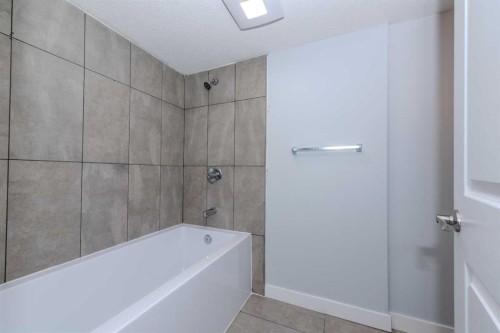 5655 Dalhousie Drive Nw, Calgary, AB - Indoor Photo Showing Bathroom