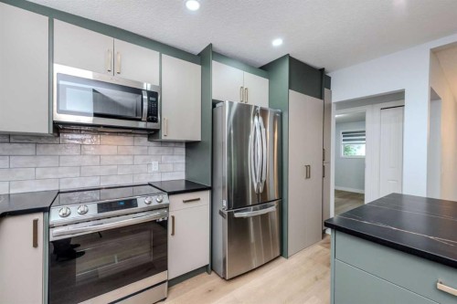 5655 Dalhousie Drive Nw, Calgary, AB - Indoor Photo Showing Kitchen