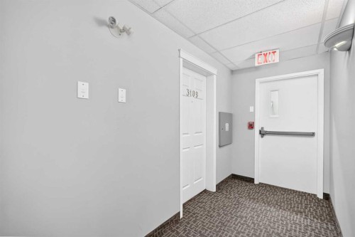 3109-70 Panamount Drive Nw, Calgary, AB - Indoor Photo Showing Other Room