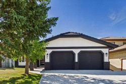 16 Edcath Mews NW Calgary, AB T3A 3S7