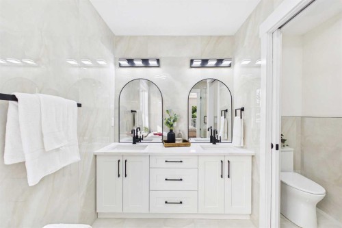 16 Edcath Mews Nw, Calgary, AB - Indoor Photo Showing Bathroom