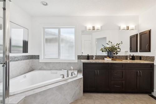 40 Val Gardena Court Sw, Calgary, AB - Indoor Photo Showing Bathroom