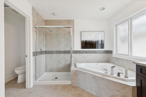 40 Val Gardena Court Sw, Calgary, AB - Indoor Photo Showing Bathroom