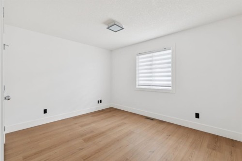 40 Val Gardena Court Sw, Calgary, AB - Indoor Photo Showing Other Room