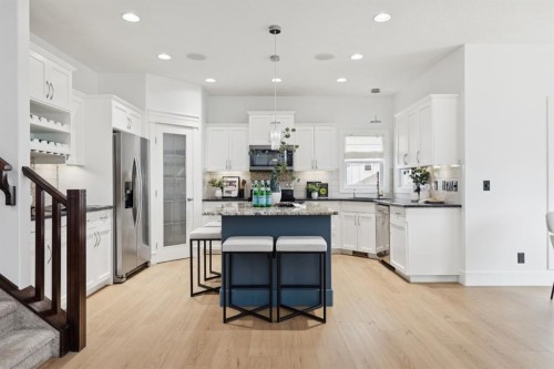 40 Val Gardena Court Sw, Calgary, AB - Indoor Photo Showing Kitchen With Upgraded Kitchen