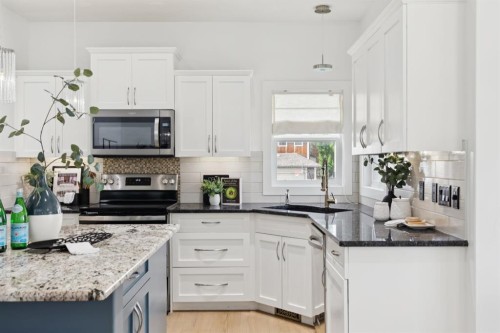 40 Val Gardena Court Sw, Calgary, AB - Indoor Photo Showing Kitchen With Upgraded Kitchen