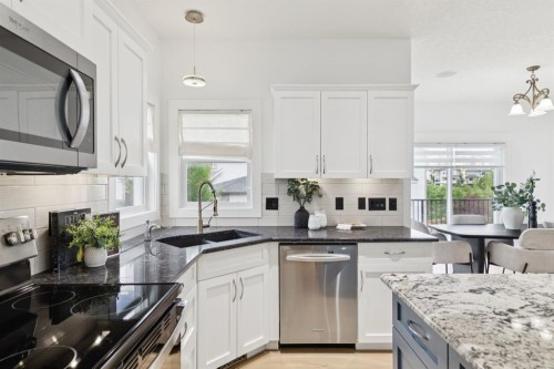 40 Val Gardena Court Sw, Calgary, AB - Indoor Photo Showing Kitchen With Double Sink With Upgraded Kitchen