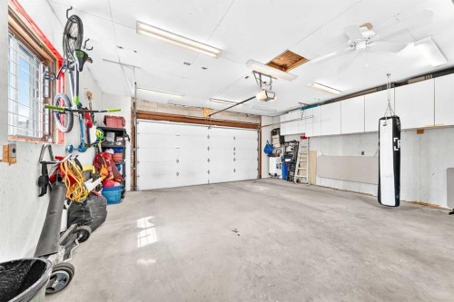 4 Marbrooke Circle Ne, Calgary, AB - Indoor Photo Showing Garage