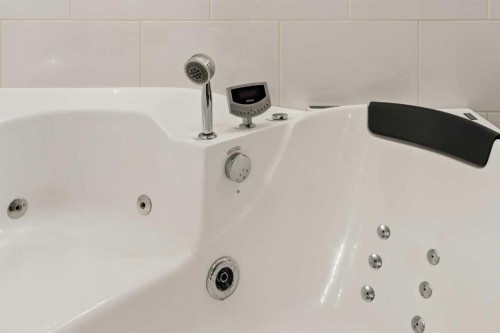 391 Auburn Bay Heights Se, Calgary, AB - Indoor Photo Showing Bathroom