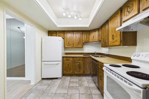 212-3730 50 Street Nw, Calgary, AB - Indoor Photo Showing Kitchen