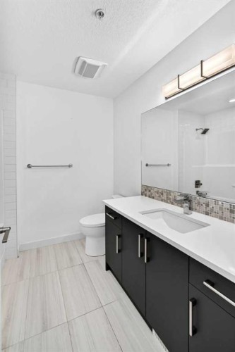 108-1632 20 Avenue Nw, Calgary, AB - Indoor Photo Showing Bathroom