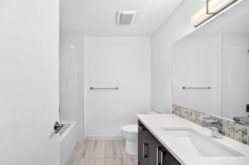108-1632 20 Avenue Nw, Calgary, AB - Indoor Photo Showing Bathroom