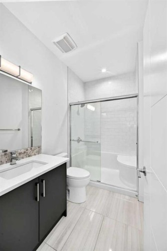 108-1632 20 Avenue Nw, Calgary, AB - Indoor Photo Showing Bathroom