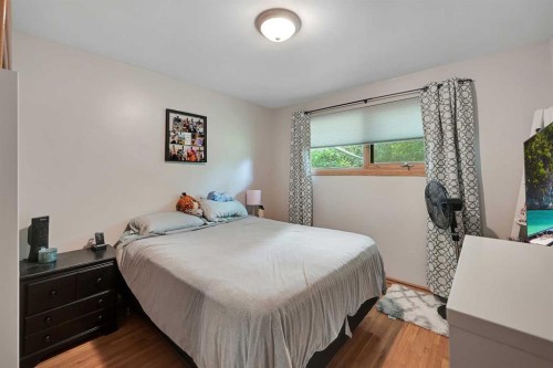 1415 Rosehill Drive Nw, Calgary, AB - Indoor Photo Showing Bedroom
