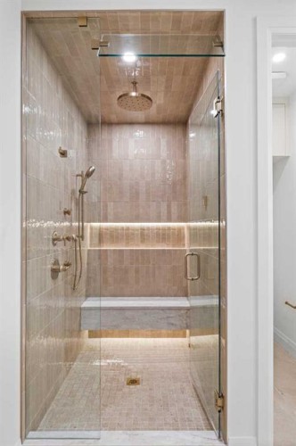 730 25 Avenue Nw, Calgary, AB - Indoor Photo Showing Bathroom