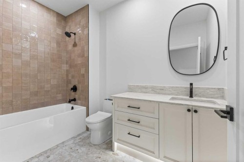 730 25 Avenue Nw, Calgary, AB - Indoor Photo Showing Bathroom