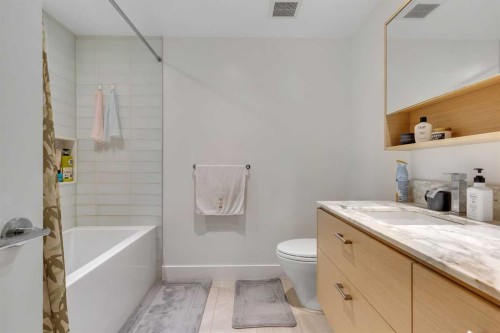 413-1025 5 Avenue Sw, Calgary, AB - Indoor Photo Showing Bathroom