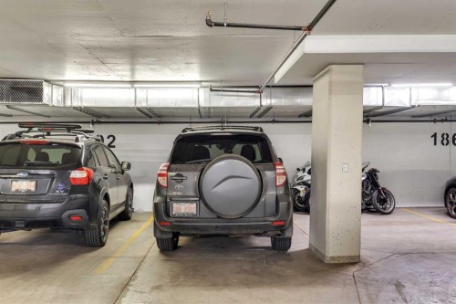 413-1025 5 Avenue Sw, Calgary, AB - Indoor Photo Showing Garage