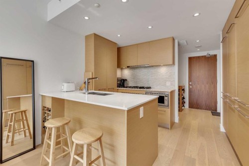 413-1025 5 Avenue Sw, Calgary, AB - Indoor Photo Showing Kitchen With Upgraded Kitchen