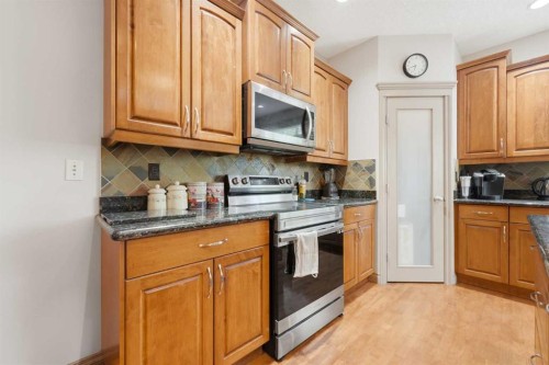 2245 25 Street Sw, Calgary, AB - Indoor Photo Showing Kitchen