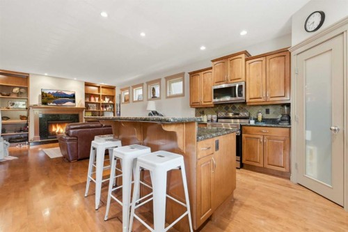 2245 25 Street Sw, Calgary, AB - Indoor Photo Showing Kitchen