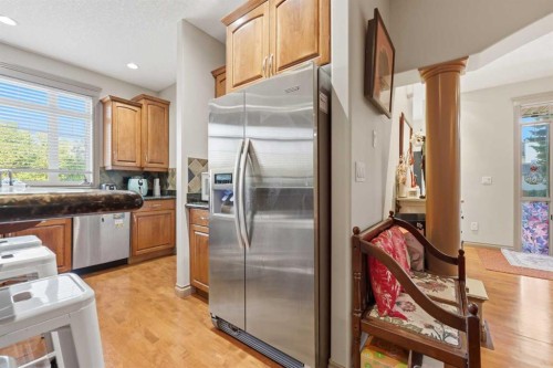 2245 25 Street Sw, Calgary, AB - Indoor Photo Showing Kitchen