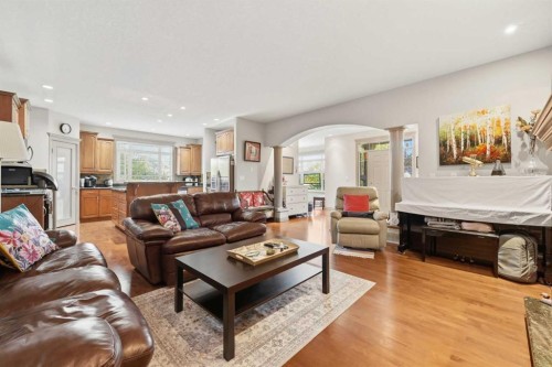 2245 25 Street Sw, Calgary, AB - Indoor Photo Showing Living Room