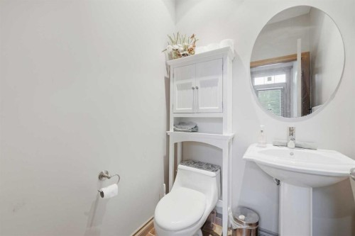 2245 25 Street Sw, Calgary, AB - Indoor Photo Showing Bathroom