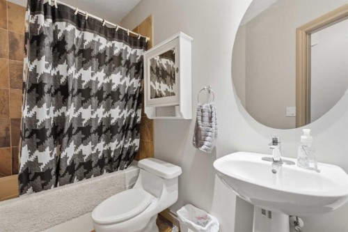 2245 25 Street Sw, Calgary, AB - Indoor Photo Showing Bathroom