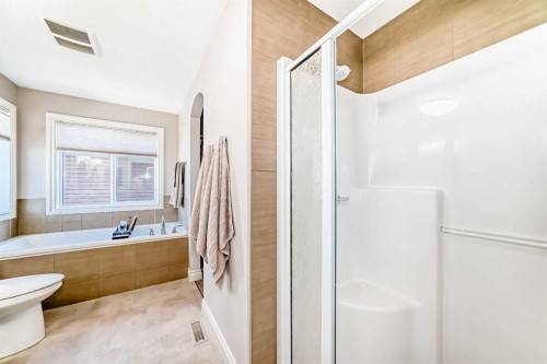 1449 Ravenscroft Avenue Se, Airdrie, AB - Indoor Photo Showing Bathroom