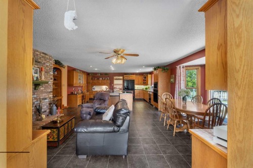 265028 Range Road 44, Rural Rocky View County, AB - Indoor Photo Showing Living Room