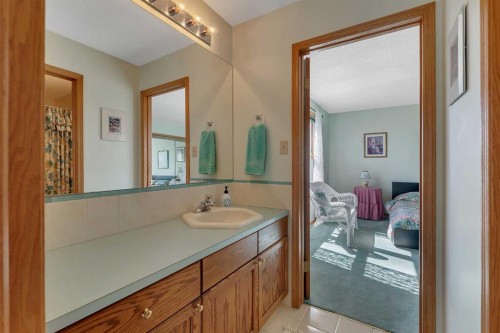 265028 Range Road 44, Rural Rocky View County, AB - Indoor Photo Showing Bathroom