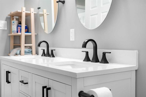 321 Haddon Road, Calgary, AB - Indoor Photo Showing Bathroom