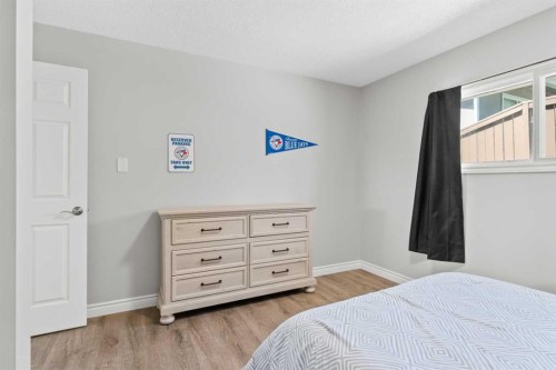 321 Haddon Road, Calgary, AB - Indoor Photo Showing Bedroom