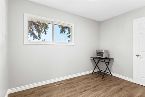 321 Haddon Road, Calgary, AB - Indoor Photo Showing Other Room