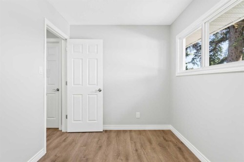 321 Haddon Road, Calgary, AB - Indoor Photo Showing Other Room