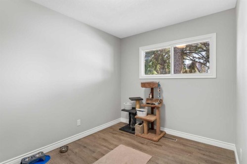 321 Haddon Road, Calgary, AB - Indoor Photo Showing Other Room