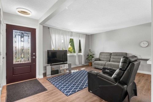 321 Haddon Road, Calgary, AB - Indoor Photo Showing Living Room