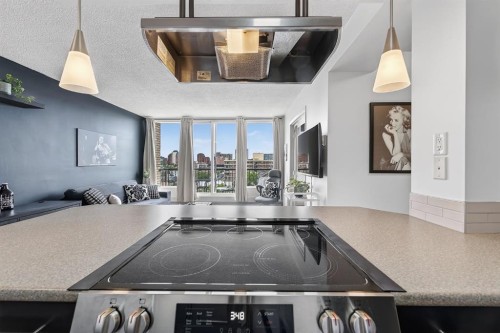 606-505 19 Avenue Sw, Calgary, AB - Indoor Photo Showing Kitchen