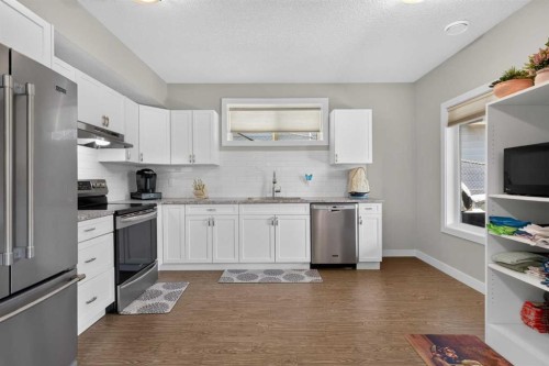 325 Bayside Crescent Sw, Airdrie, AB - Indoor Photo Showing Kitchen