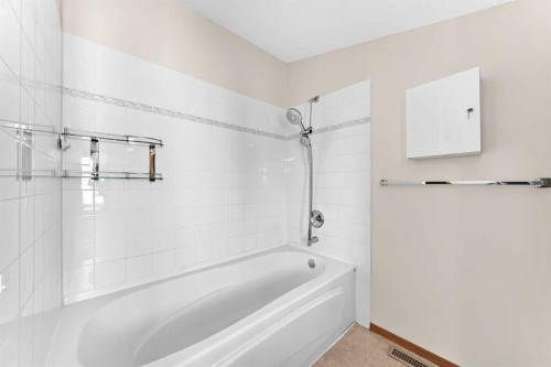 287 Harvest Oak Rise Ne, Calgary, AB - Indoor Photo Showing Bathroom