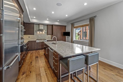 19 Creekside Mews, Canmore, AB - Indoor Photo Showing Kitchen With Upgraded Kitchen