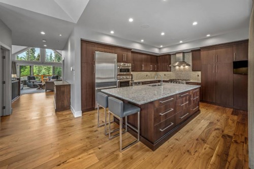 19 Creekside Mews, Canmore, AB - Indoor Photo Showing Kitchen With Upgraded Kitchen