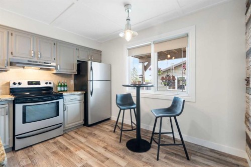 8424 Berkley Road Nw, Calgary, AB - Indoor Photo Showing Kitchen