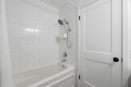 8424 Berkley Road Nw, Calgary, AB - Indoor Photo Showing Bathroom