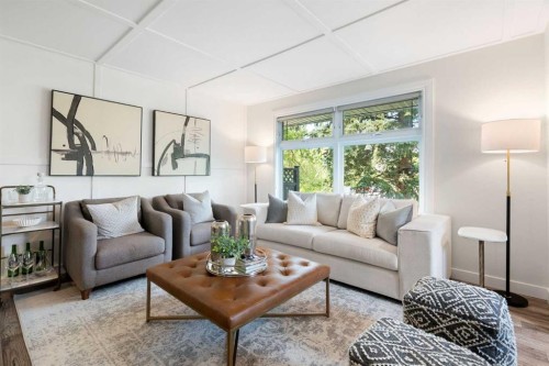 8424 Berkley Road Nw, Calgary, AB - Indoor Photo Showing Living Room