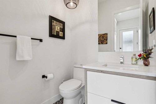 2435 29 Avenue Sw, Calgary, AB - Indoor Photo Showing Bathroom