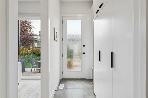 2435 29 Avenue Sw, Calgary, AB - Indoor Photo Showing Other Room