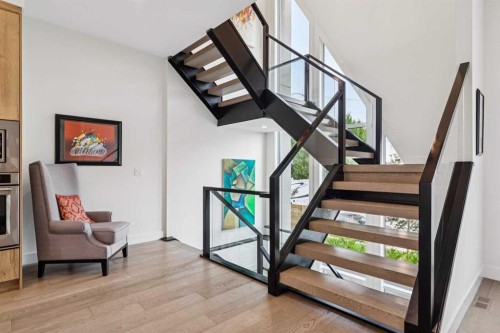 2435 29 Avenue Sw, Calgary, AB - Indoor Photo Showing Other Room